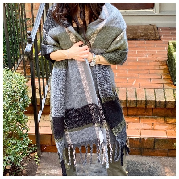 Gorgeous soft oversized plaid Blanket fringe scarf - Picture 4 of 7